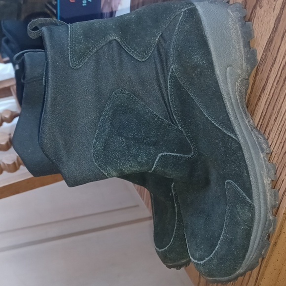 🌨 Earth Black Suede Hiking Ankle Boot 🌨 - Picture 3 of 7